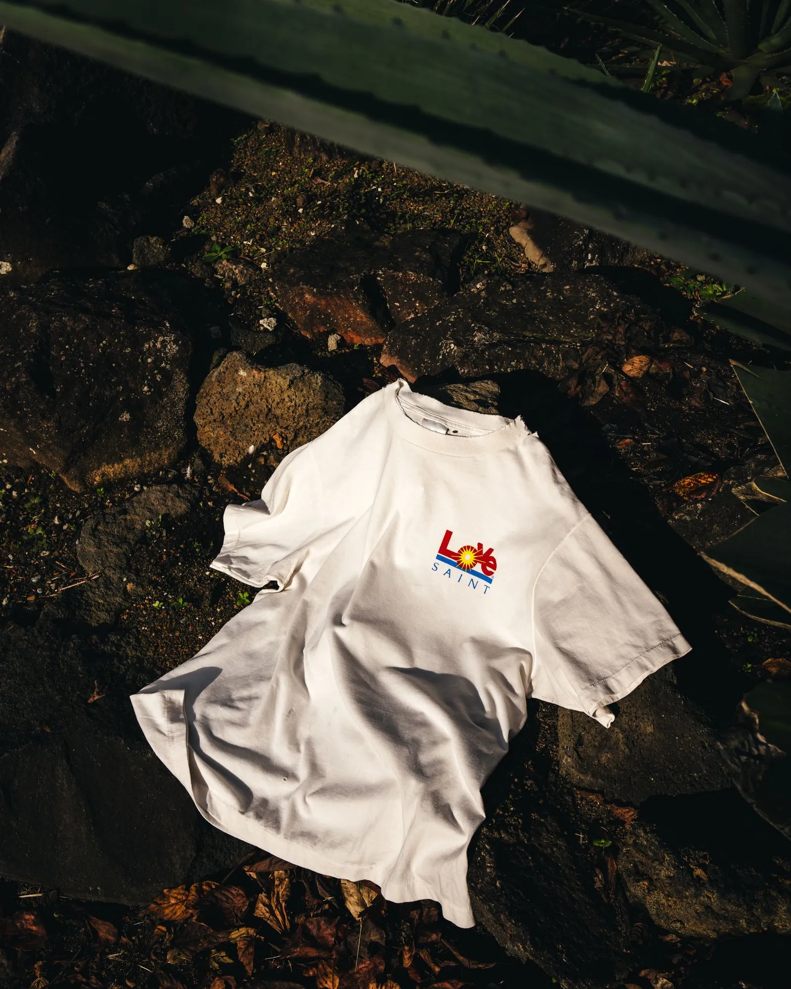 SAINT Mxxxxxx 25SS LOVE_SS TEE/WHT LOVE little sun destroyed washed distressed short sleeves off-white S-XL rainbow OE yarn original version consistent tube woven side seam fabric re-washed distressed craftsmanship of cut and damaged holes hand-made graffiti splashed ink original consistent main mark/wash mark/little angel anti-counterfeiting mark